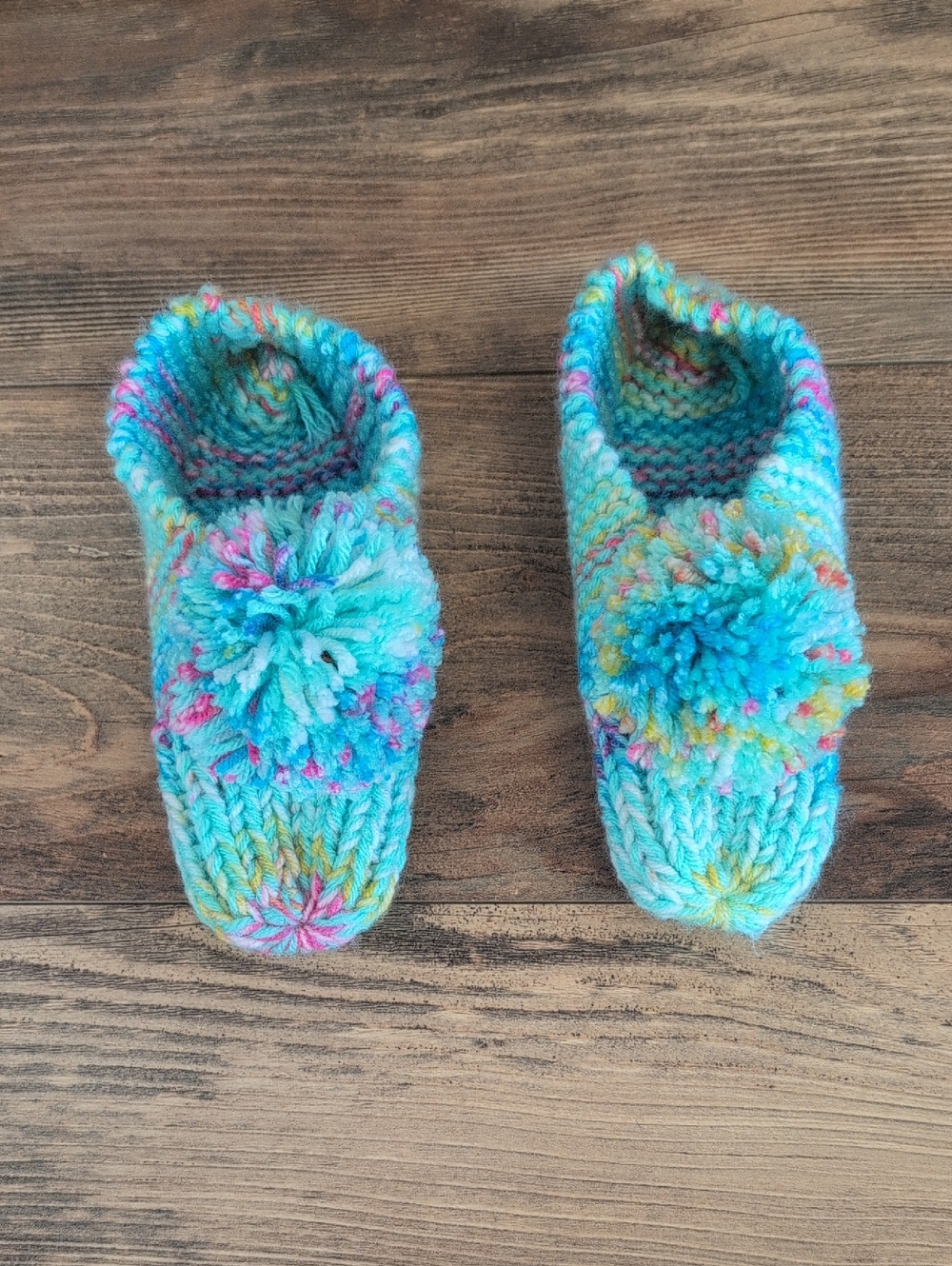 Hand-Knit Pom-Pom Multicolored Women’s Slippers OS            520A
